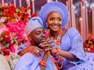 Adekunle Gold Responds to Fan Asking "Who Is Richer Between Him and His Wife, Simi?" 3 Adekunle Gold Responds to Fan Asking "Who Is Richer Between Him and His Wife, Simi?"