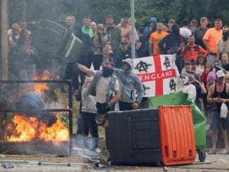 Protesters Break Into Hotel Housing Asylum Seekers In The UK (Photos) 4 Protesters Break Into Hotel Housing Asylum Seekers In The UK (Photos)