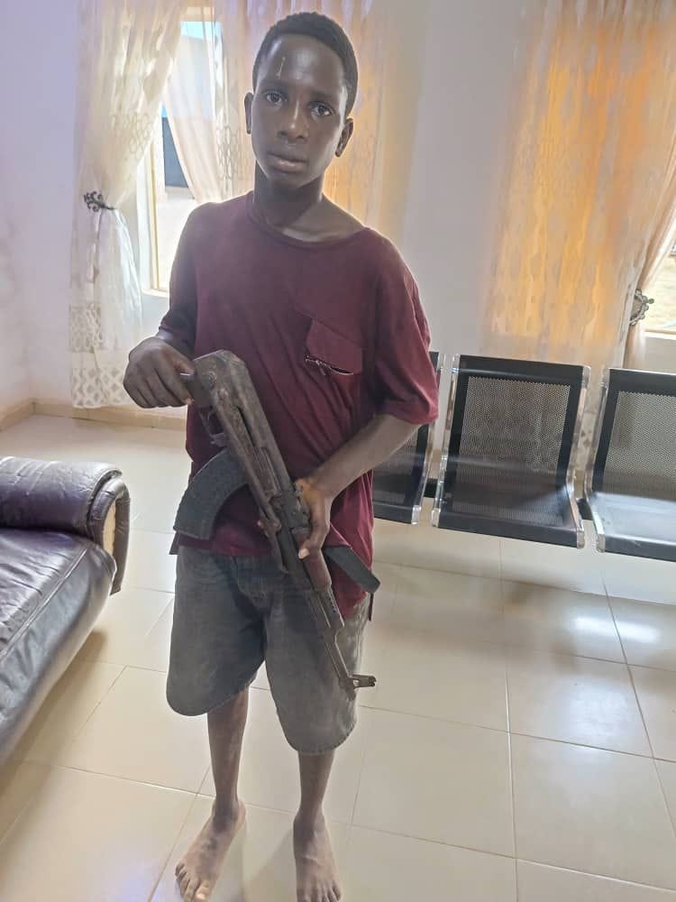 See 18-Year-Old Suspected Cultist Caught By Anambra Police & Arms Recovered (Photo)