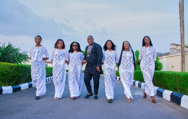 De Emeralds Choir - Oluwa Ari'se Yin (Remix) ft. DB Comic & BBO 1 De Emeralds Choir - Oluwa Ari'se Yin (Remix) ft. DB Comic & BBO